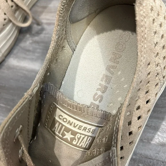 Converse Chuck Taylor All Stars low top perforated beige leather size Men’s 10.5 - Picture 3 of 4